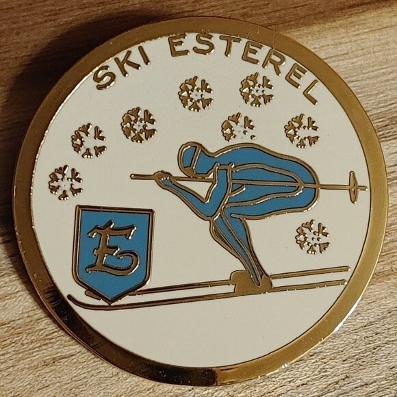 LARGE Vintage SKI ESTEREL Pin Laurentian Mountains Quebec - Picture 1 of 3